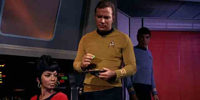 Nichelle Nichols (links, als Uhura) und William Shatner (als Captain James T. Kirk) auf der Brücke der USS Enterprise in einer Szene aus "Die Männerfalle," die erste Folge von "Star Trek," die am 8. September 1966 ausgestrahlt wurde.