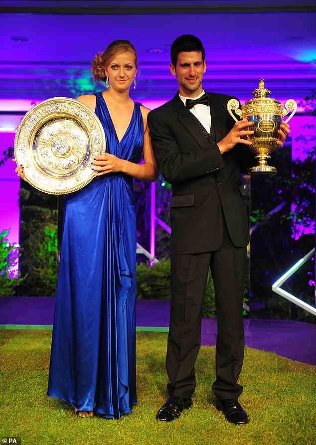 Petra und Novak Djokovic mit ihren Trophäen nach ihren Wimbledon-Siegen 2011