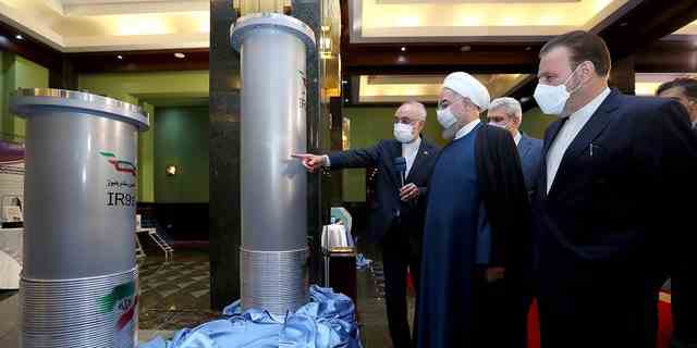 Der frühere Präsident Hassan Rouhani, zweiter von rechts, hört dem Leiter der Atomenergieorganisation des Iran, Ali Akbar Salehi, zu, als er im April 2021 in Teheran, Iran, eine Ausstellung über die neuen nuklearen Errungenschaften des Iran besucht.