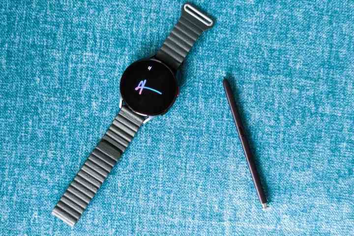 Samsung Galaxy Watch 4 mit S Pen von Galaxy S22 Ultra auf blauem Hintergrund.