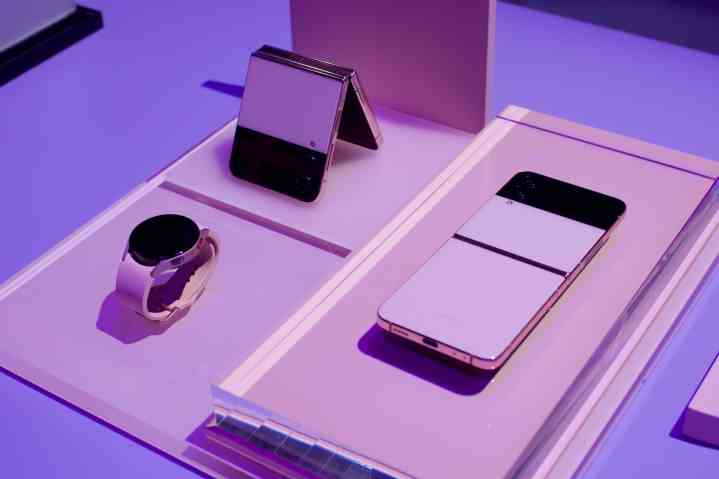 Samsung Galaxy Z Flip 4 und Galaxy Watch 5.