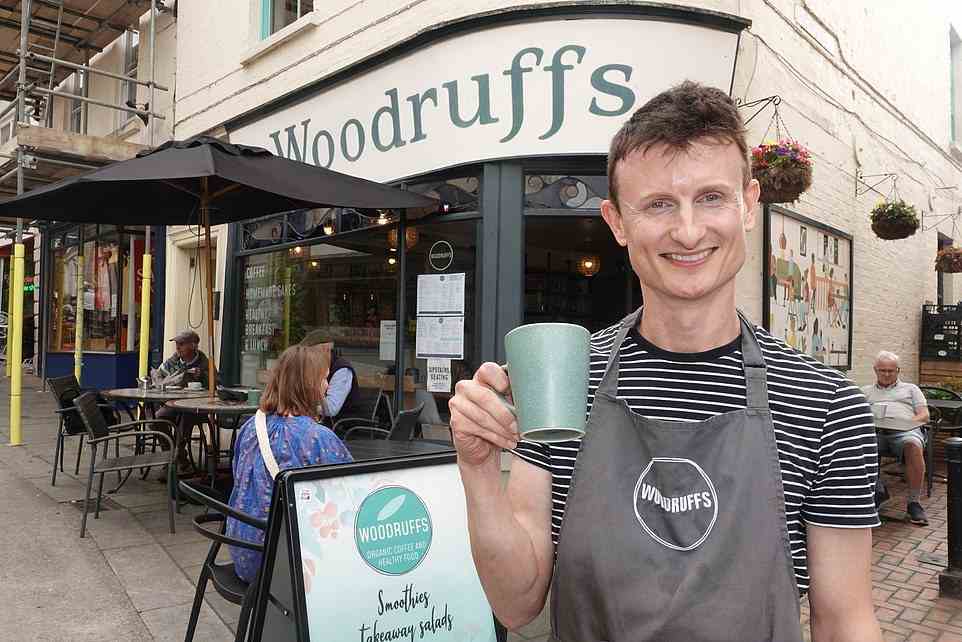 „Ich bin ziemlich überrascht, dass Starbucks hierher kommt, wir sind stolz darauf, eine Stadt voller unabhängiger Geschäfte und Cafés zu sein“, sagte Jamie Shaw (im Bild), 43, Manager des Woodruffs Coffee Shop, in dem Extinction Rebellion gegründet wurde
