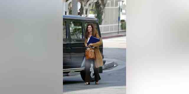 Die NBC-Nachrichtenkorrespondentin Maria Shriver verlässt am 12. März 2002 das Casa Del Mar Hotel in Santa Monica.