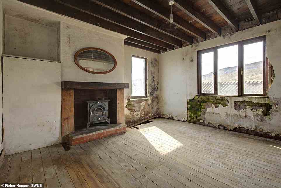 Das Wohnzimmer ist komplett mit einem Kamin und einem alten Holzofen ausgestattet - die Wände müssen jedoch neu verputzt werden, da die alten Ziegel freigelegt sind