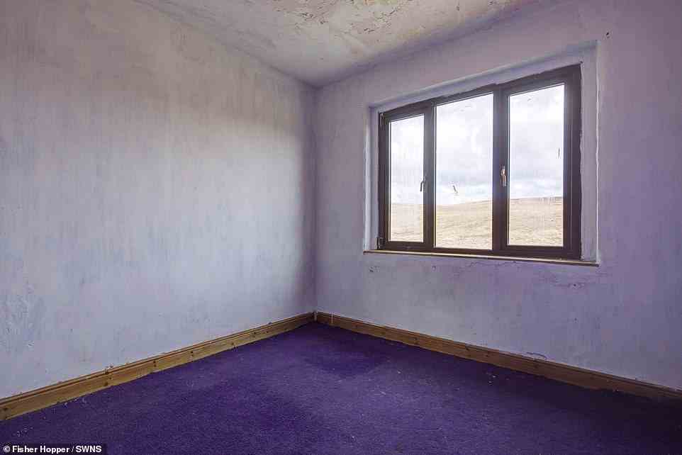 Während das dritte Schlafzimmer einen hellvioletten Teppich und lavendelfarbene Wände und Decken hat, ist es hell und geräumig und könnte unglaublich aussehen, wenn jemand bereit wäre, es zu aktualisieren
