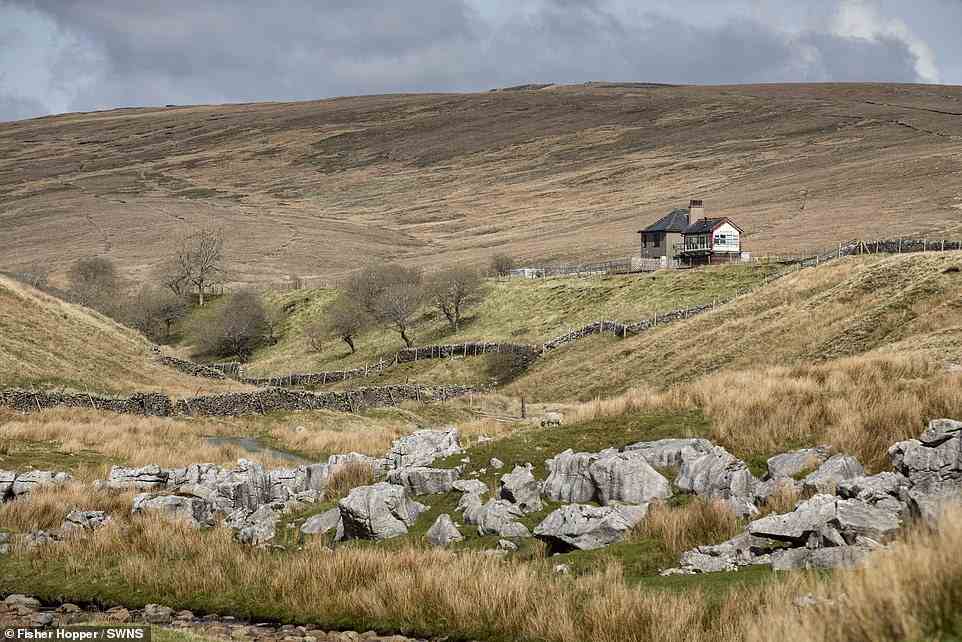 Bilder zeigen, wie das ehemalige Eisenbahnarbeiterhaus vollständig von den sanften Hügeln der Yorkshire Dales umgeben ist - mit atemberaubendem Blick über die Landschaft