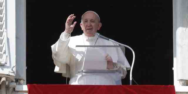 Papst Franziskus hält am 28. Februar das Angelus-Mittagsgebet auf dem Petersplatz im Vatikan. 
