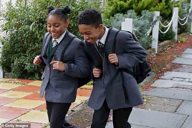Die durchschnittlichen Kosten für eine obligatorische neue Schuluniform betragen laut der Schoolwear Association jetzt fast 100 £ pro (Sekundarschul-)Schüler