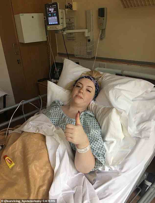 Jess im Krankenhaus nach der Hysterektomie.  Sie sagte, man habe ihr gesagt, dass das Verfahren ihr die beste Lebensqualität geben würde