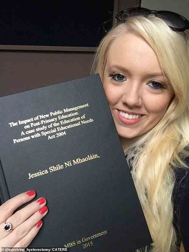 Jess zeigte stolz ihre Meister an ihrem Abschlusstag im Jahr 2015. Sie sagte, es sei immer noch nicht bekannt, warum sie in eine frühe Menopause ging