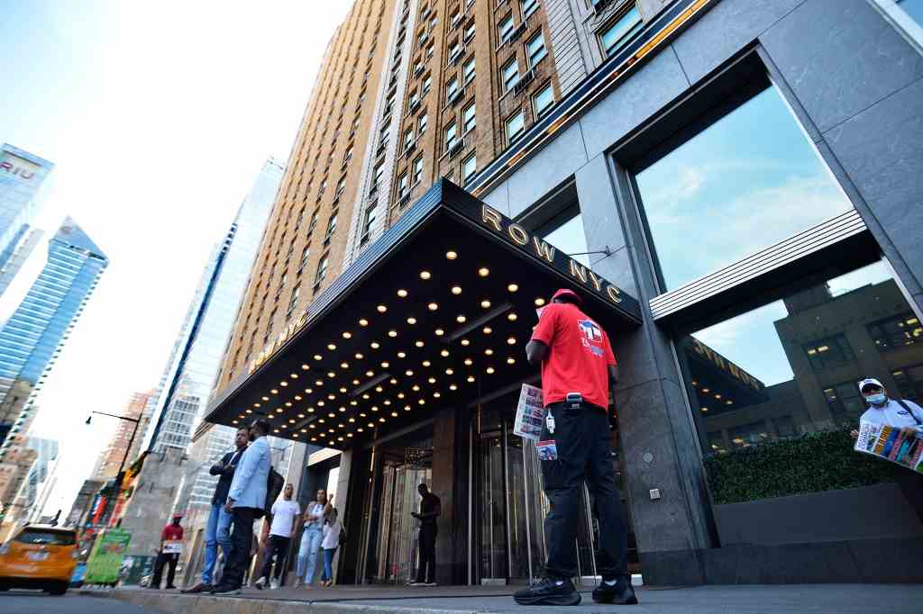 Nach Angaben des Department of Homeless Services wurde der Plan, im Hotel ROW NYC ein Aufnahme- und Verarbeitungszentrum für Migranten zu betreiben, aufgegeben.
