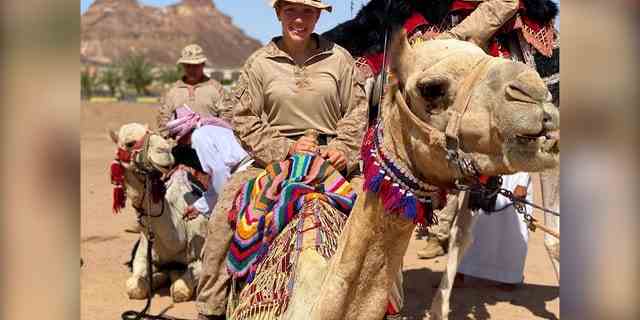 Gee reitet auf einem Kamel in Saudi-Arabien.