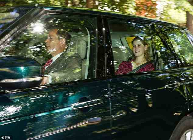 Lady Louise, 18, gekleidet in ein hübsches kirschrotes Blumenkleid, lächelte vom Rücksitz, als sie sich ihrem Vater und Sir Tim Laurence auf dem Weg zur Kirche anschloss