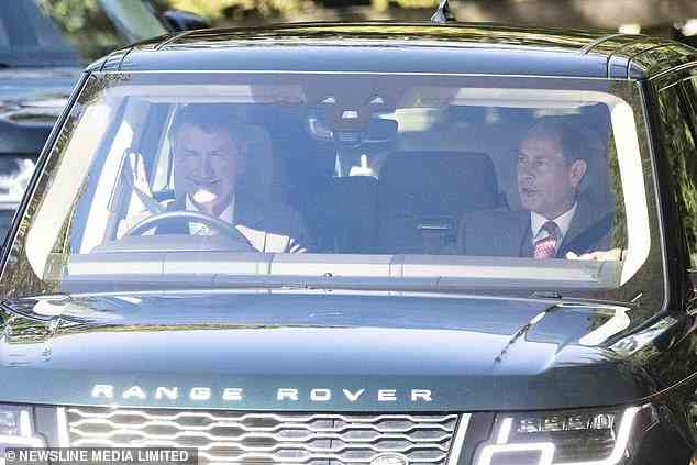 In einem separaten Auto reiste Prinz Edward, der von Prinzessin Annes Ehemann, Sir Tim Laurence, in einem königlichen Range Rover gefahren wurde