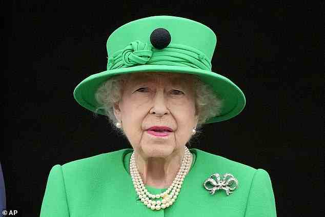 Die Königin (im Bild) erhielt „ungewöhnliche“ tägliche Morgenbesuche vom Prinzen von Wales, da Berichte über ihre Mobilitätsprobleme andauern