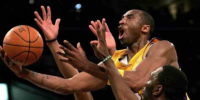 Kobe Bryant von den Los Angeles Lakers schießt in der ersten Hälfte eines NBA-Basketballspiels in Los Angeles zwischen Paul Pierce von den Boston Celtics (links) und Al Jefferson.  (AP Photo/Branimir Kvartuc, Akte)