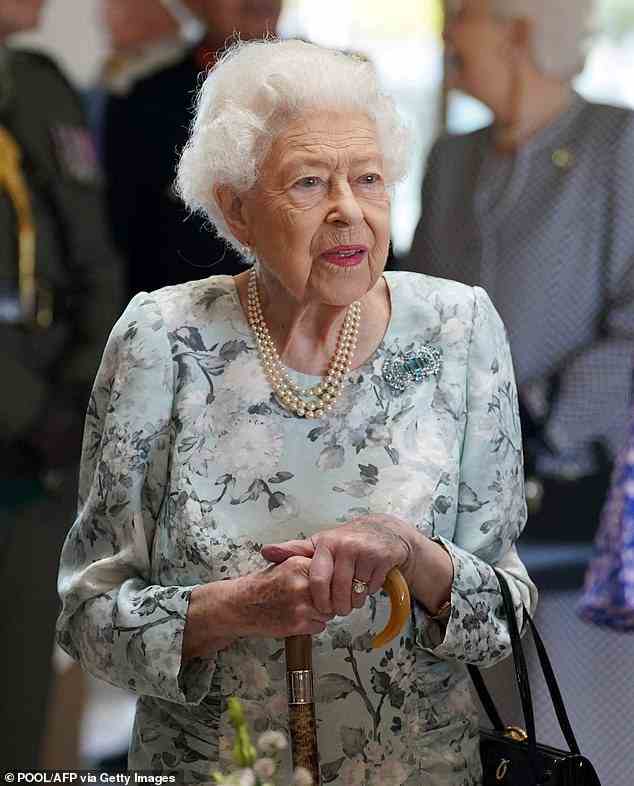 Die Königin spricht am 15. Juli während eines Besuchs zur Eröffnung eines neuen Gebäudes im Thames Hospice in Maidenhead, Berkshire, mit Gästen
