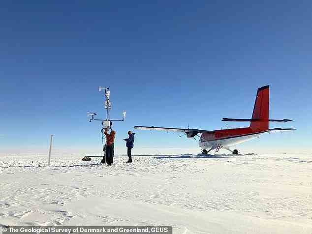 Das Glaziologenteam baut während der Schmelzsaison eine automatische Wetterstation auf der Schneeoberfläche oberhalb der Schneegrenze auf