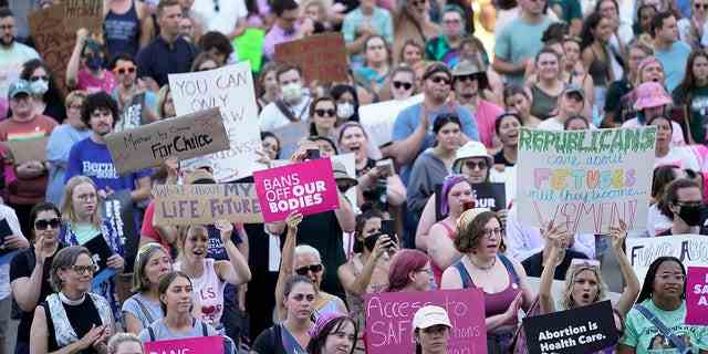 Demonstranten für Abtreibungsrechte jubeln bei einer Kundgebung nach der Entscheidung des Obersten Gerichtshofs der Vereinigten Staaten, Roe v. Wade, das bundesweit geschützte Recht auf Abtreibung, vor der Landeshauptstadt in Lansing, Mich, aufzuheben. 