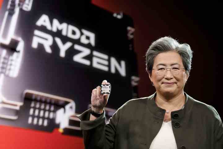 AMD-CEO mit einem Ryzen 7000-Prozessor.