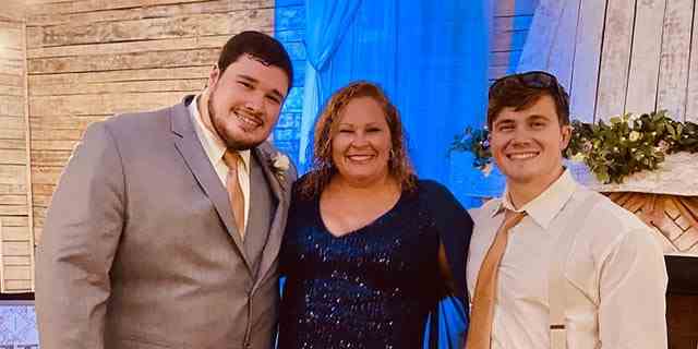Ryan Christian Knauss, rechts, posiert mit seiner Mutter Paula und seinem Bruder Tyler für ein Foto.