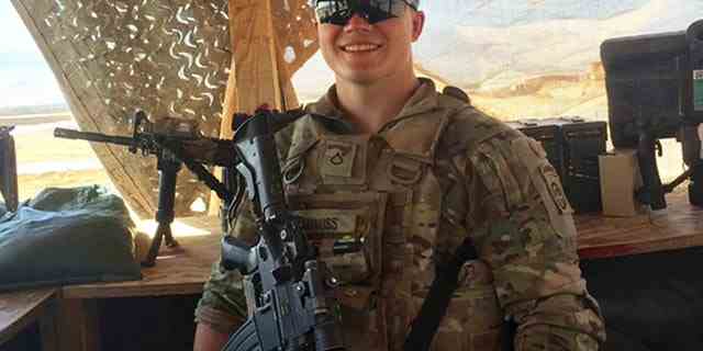 Ryan lächelt für ein Foto während seines ersten Einsatzes in Afghanistan als Schütze in der 82. Luftlandedivision im Jahr 2016.