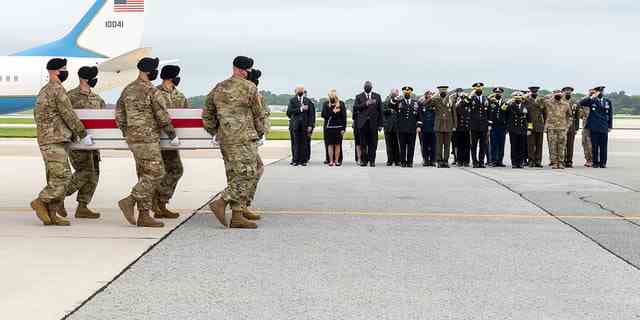 Ein Transportteam der US-Armee überführt Ryans sterbliche Überreste am 29. August 2021 auf die Dover Air Force Base, Delaware. 