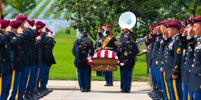 Mitglieder des 3. Infanterieregiments (The Old Guard) erfüllen während Ryans Beerdigung am 21. September 2021 auf dem Arlington National Cemetery die Pflichten der Ehrengarde.