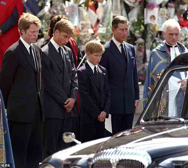Earl Spencer, Prinz William, Prinz Harry und Prinz Charles während der Beerdigung von Prinzessin Diana am 6. September 1997 in London