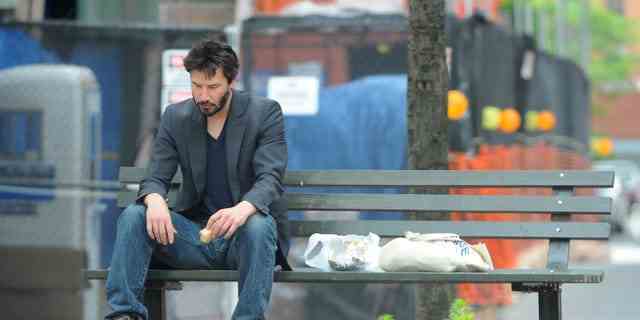Dieses Foto von Keanu Reeves (aufgenommen im Jahr 2010) wurde viral, nachdem die Fans davon überzeugt waren "Matrix" Stern war traurig.
