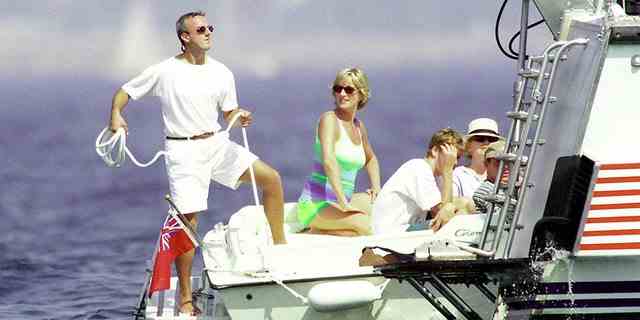 Diana, Prinzessin von Wales, und Sohn Prinz William machen im Sommer 1997 Urlaub mit Dodi Al Fayed (nicht abgebildet) in Saint-Tropez, kurz bevor Diana und Dodi am 31. August 1997 bei einem Autounfall in Paris ums Leben kamen.