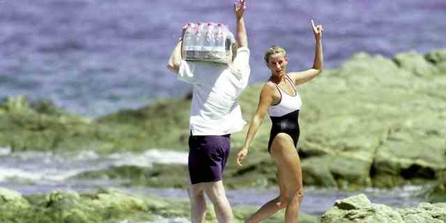 Diana, Prinzessin von Wales (R) und ihr Leibwächter Trevor Reese-Jones (L) sind im Sommer 1997 in Saint-Tropez zu sehen. Reese-Jones war die einzige Überlebende des Autounfalls, bei dem Diana, Dodi Al Fayed und ihre getötet wurden Treiber.