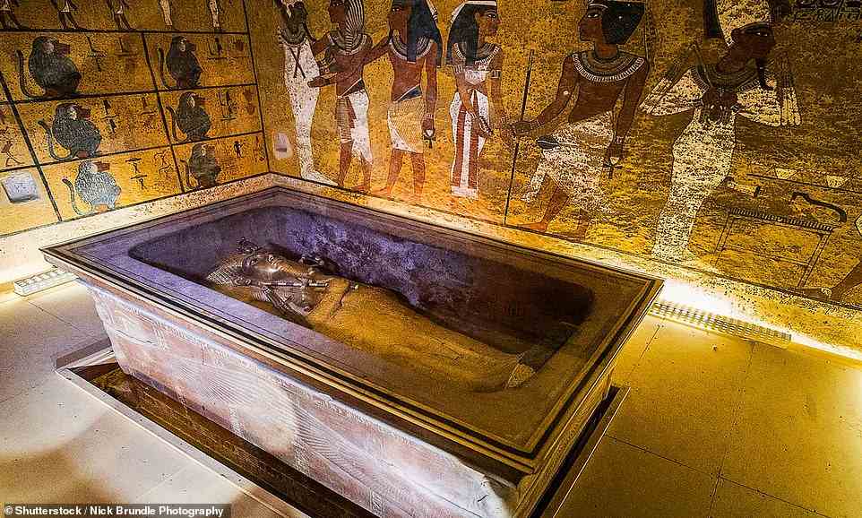 Der Zugang zum Grab des Tutanchamun in Luxor (oben) wurde verbessert, sagt Lord Carnarvon und fügt hinzu: „Es macht einen großen Unterschied und ich bin sehr beeindruckt von der Arbeit der ägyptischen Behörden.“