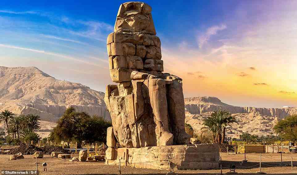 Ergreifend: Die Memnon-Kolosse bei Luxor, wo die Carnarvons ihr Schiff enterten