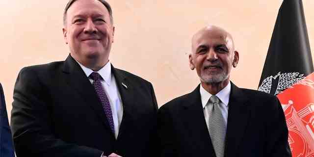Der frühere US-Außenminister Mike Pompeo, links, schüttelt dem afghanischen Präsidenten Ashraf Ghani die Hand.