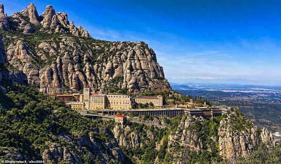 Machen Sie das Benediktinerkloster in Montserrat (oben) zum ersten Halt einer Eisenbahnerkundung von Barcelona aus und fahren Sie dann landeinwärts zwischen purpurroten Bergen nach Manresa