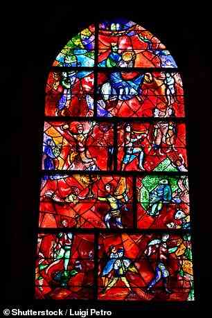 Ein Buntglasfenster des modernistischen Künstlers Marc Chagall in der Kathedrale von Chichester