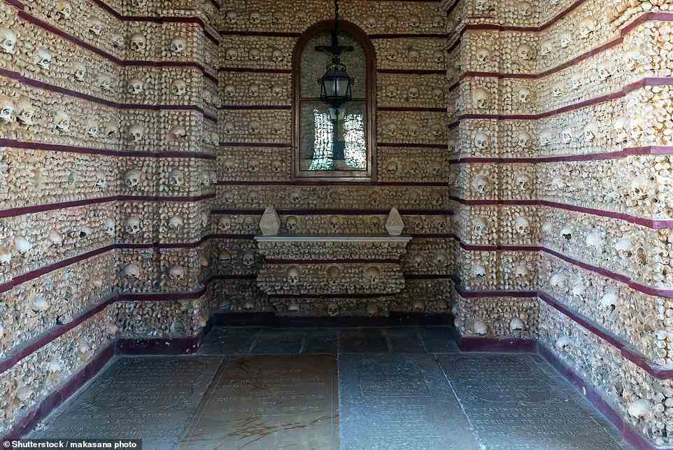Die Carmo-Kirche in Faro verbirgt ein grausiges Geheimnis: Die Wände und die Decke ihrer „Knochenkapelle“ sind mit den Schädeln und Skeletten von 1.000 Mönchen bedeckt