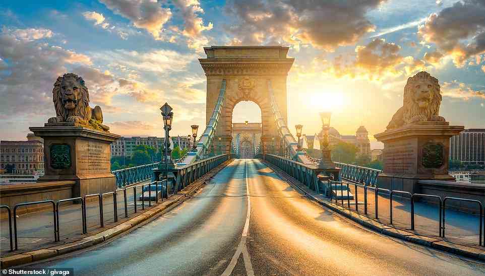 Budapest ist nur zweieinhalb Flugstunden von London entfernt und fühlt sich dennoch verlockend exotisch an.  Oben ist die Kettenbrücke, ein großartiger Ort, um den Sonnenuntergang zu beobachten