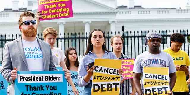Kreditnehmer von Studentendarlehen veranstalten eine Kundgebung vor dem Weißen Haus, um den Erlass von Studentenschulden durch Präsident Biden zu feiern und den Kampf für den Erlass aller verbleibenden Schulden am 25. August 2022 in Washington, DC, zu beginnen.