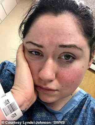 Lyndsi Johnson, 28, beschreibt ihren Zustand, der sie mehrmals am Tag in Ohnmacht fallen lässt, als „allergisch gegen die Schwerkraft“.