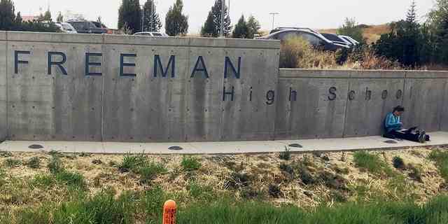 Das Schild der Freeman High School in Rockford, Washington, ist am 13. September 2017 außerhalb des Campus zu sehen. 