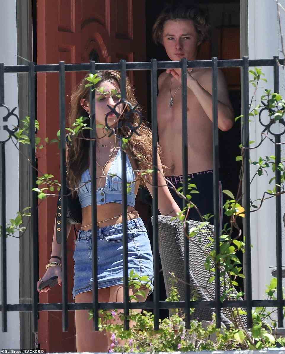 Auf exklusiven DailyMail.com-Fotos ist Laffoon ohne Hemd zu sehen, wie er seine beiden Freundinnen zur Tür zeigt.  Seine beiden verkleideten Freunde verlassen sein Zuhause in Los Angeles und sehen aus, als hätte das Trio die ganze Nacht durchgemacht