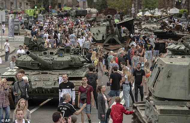 Scharen von Einwohnern Kiews besichtigen heute die Open-Air-Sammlung zerstörter russischer Panzer