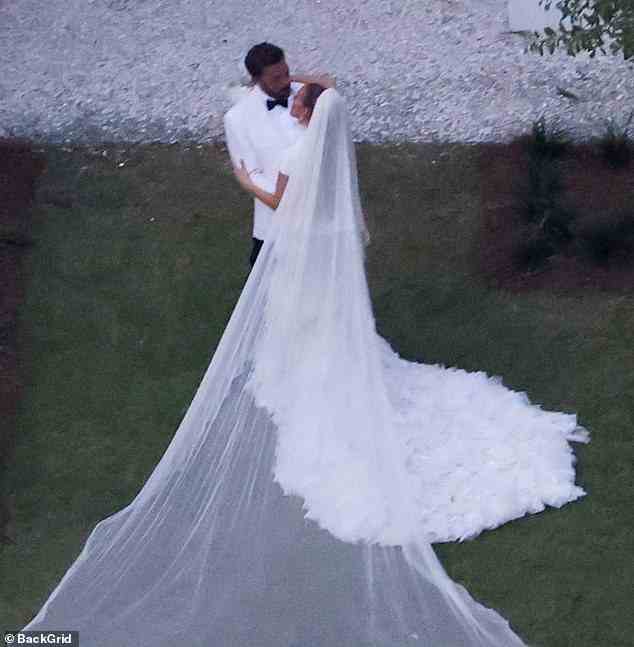 Es ist Liebe: Jennifer Lopez und Ben Affleck haben am Samstag in Georgia vor 135 Menschen geheiratet.  Und am Mittwoch behauptete UsWeekly, dass der Bräutigam emotional wurde, als er eine Rede vor seiner neuen Frau JLo hielt