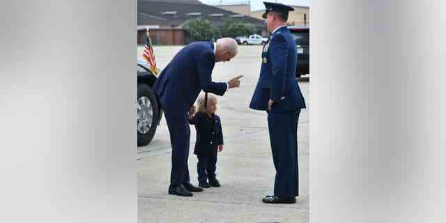 Präsident Biden geht am 10. August 2022 mit seinem Enkel Beau Biden auf der Joint Base Andrews in Maryland spazieren.