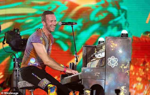 Emotional: Coldplay zollte dem verstorbenen Darius Campbell Danesh Tribut, als sie mit Konfetti ein „Love from Wembley“-Konzert schickten