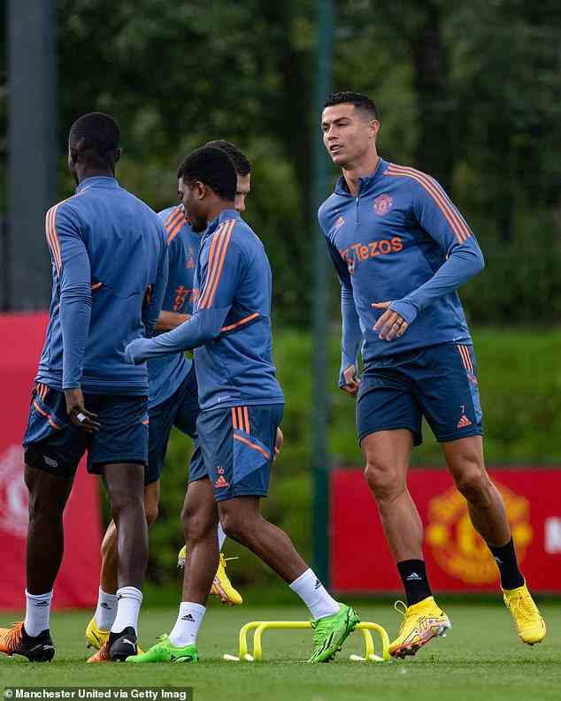 Cristiano Ronaldo wurde im Training mit seinen Teamkollegen von Manchester United abgebildet