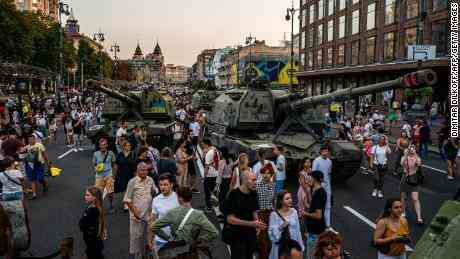 Ukrainische Städte verbieten Veranstaltungen zum Unabhängigkeitstag, da Zelensky vor „besonders hässlichen“ Ereignissen warnt.  Anschläge