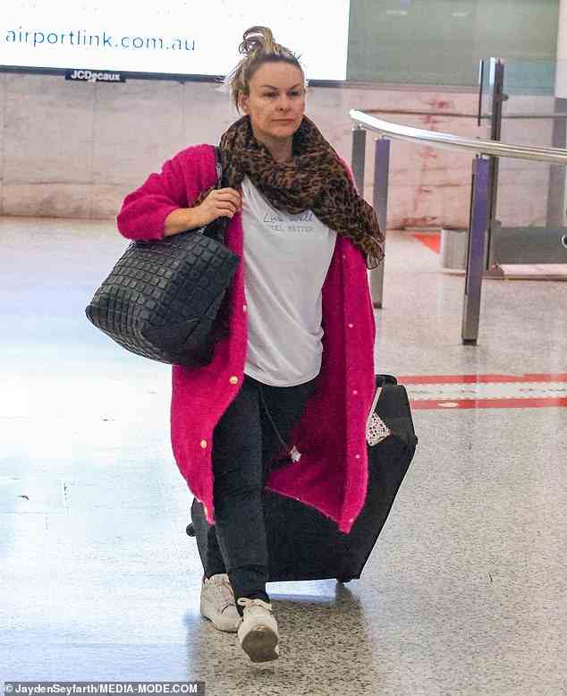 Die auf den ersten Blick verheiratete Beziehungsexpertin Mel Schilling (im Bild) kam am Flughafen von Sydney an, bevor sie am Montag die neue Staffel der Dating-Show drehten